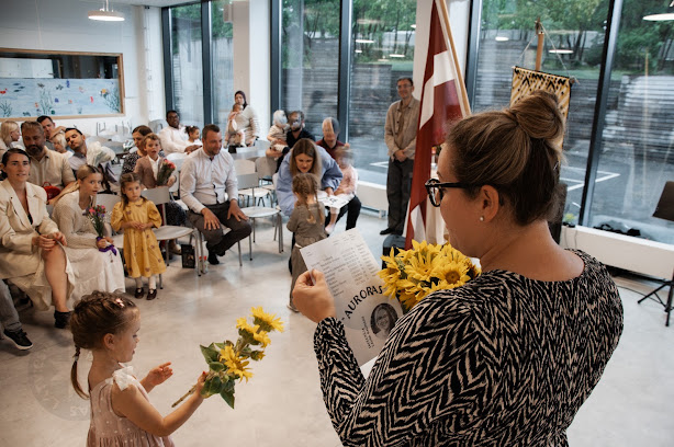 Svētku dalībnieki ar saulespuķēm