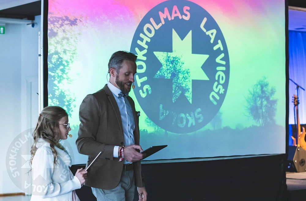 Svētku vadītāji — tētis Klāvs un meita Sofija Otisone