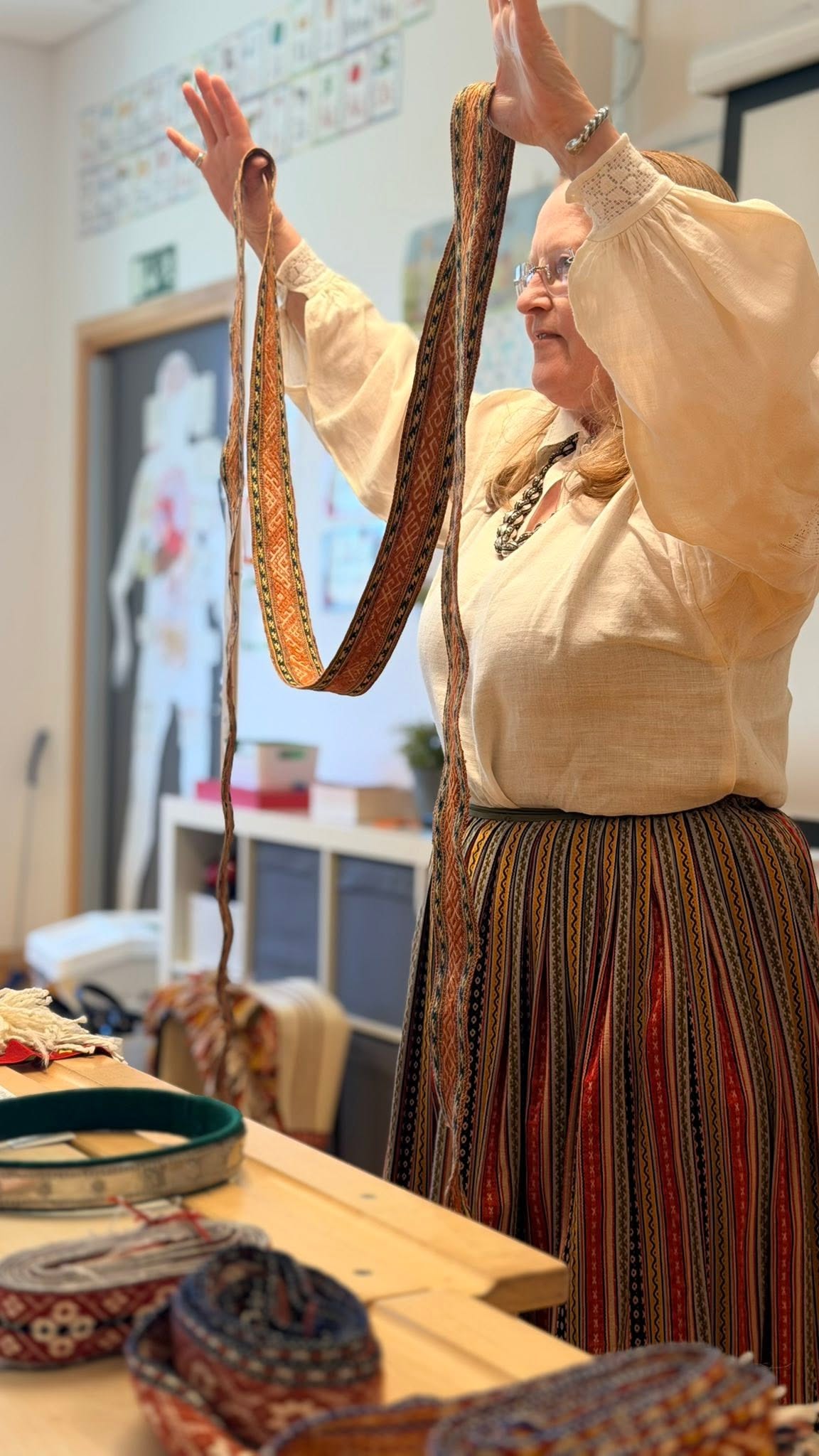 Latviešu raksti un austās jostas